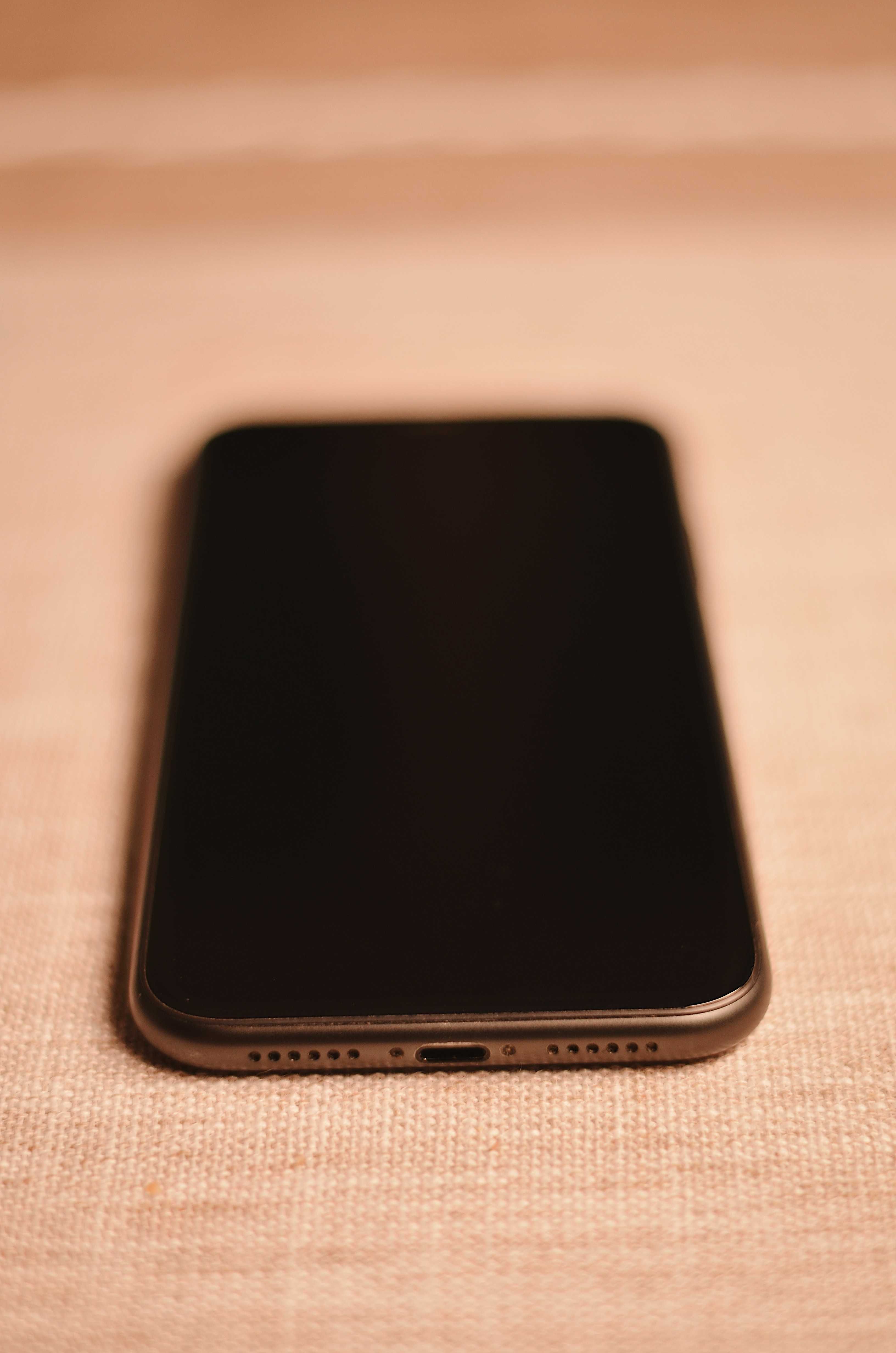 iPhone 11 64 ГБ в чорному кольорі