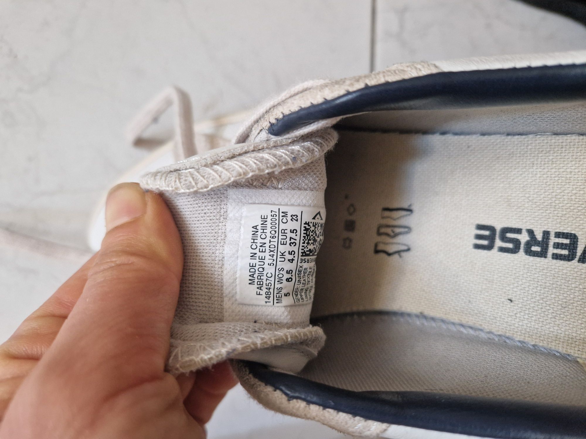 All star branco com notas de azul