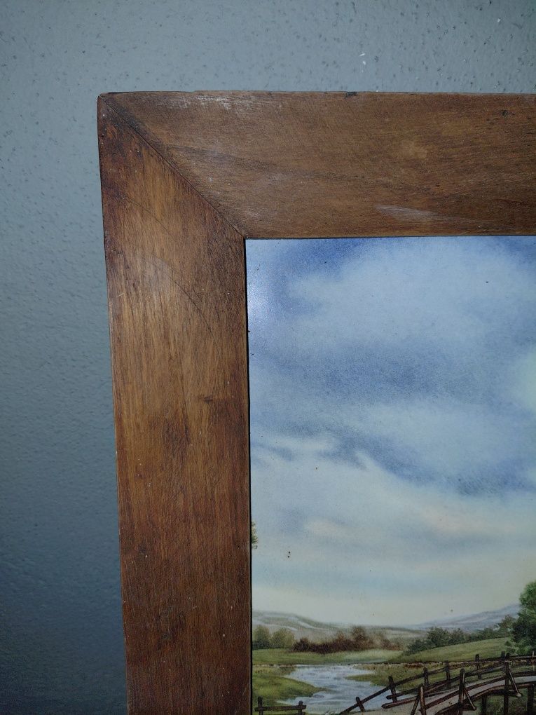 Quadro com moldura em madeira