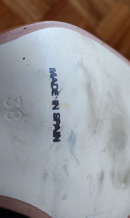 Sapatos com dobra, quase de graça.