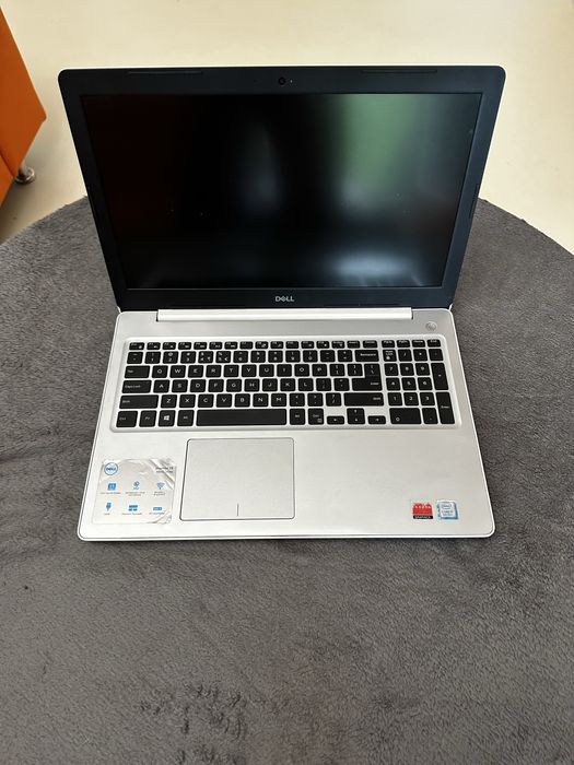 Biały laptop dell inspirion 15 5000 series