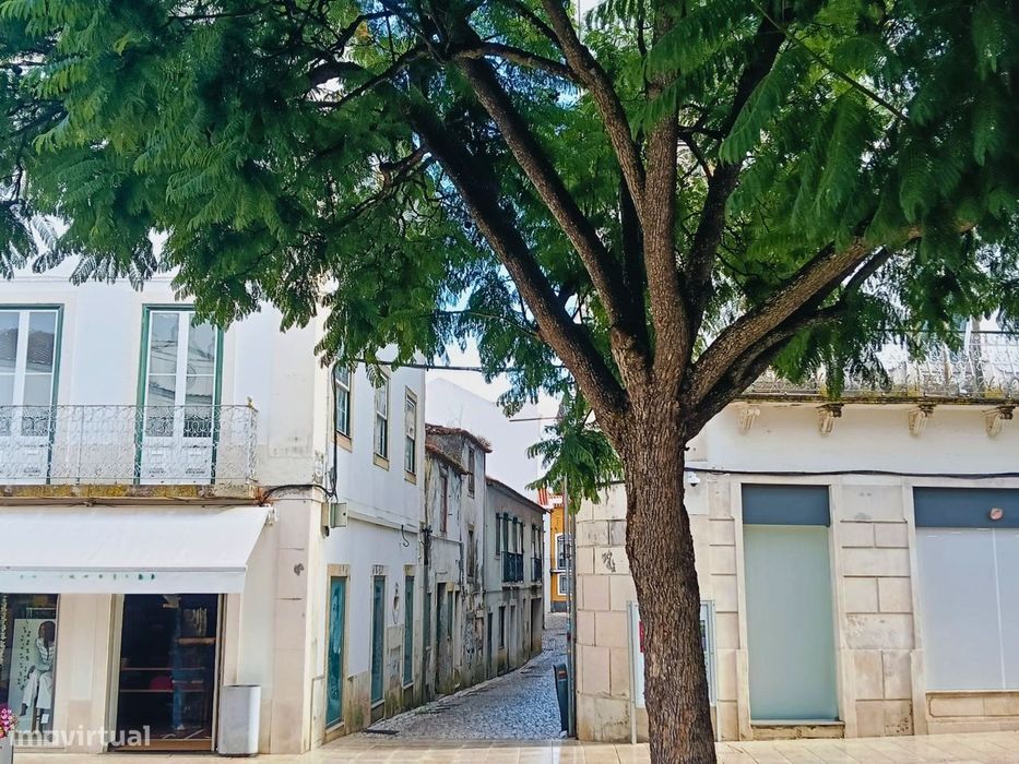 Prédio de 3 pisos no Centro Histórico