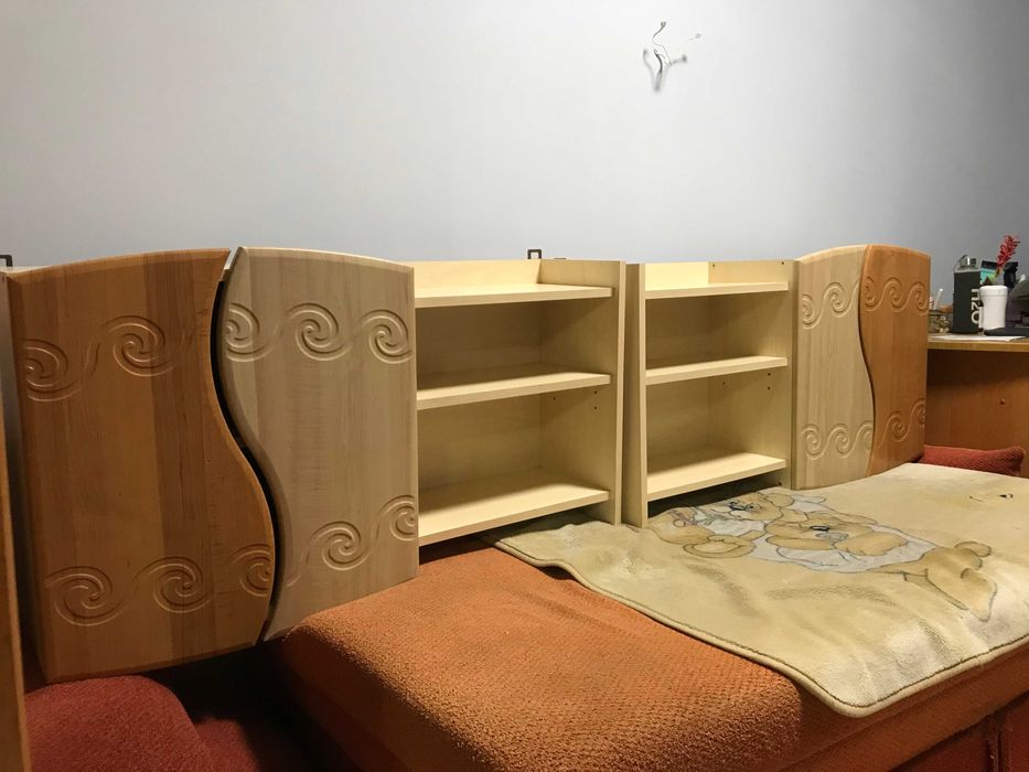 Меблі для дитячої кімнати (шкаф-купе, тумби, стіл)