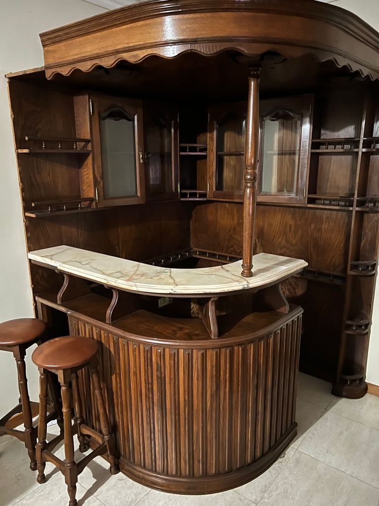 Bar para sala com bancos