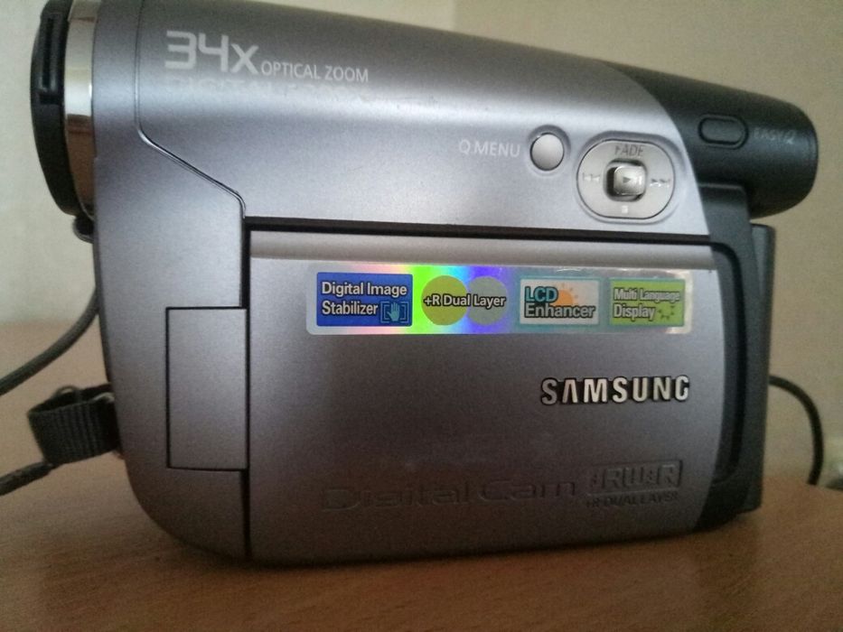 Продаётся цифровая видеокамера samsung