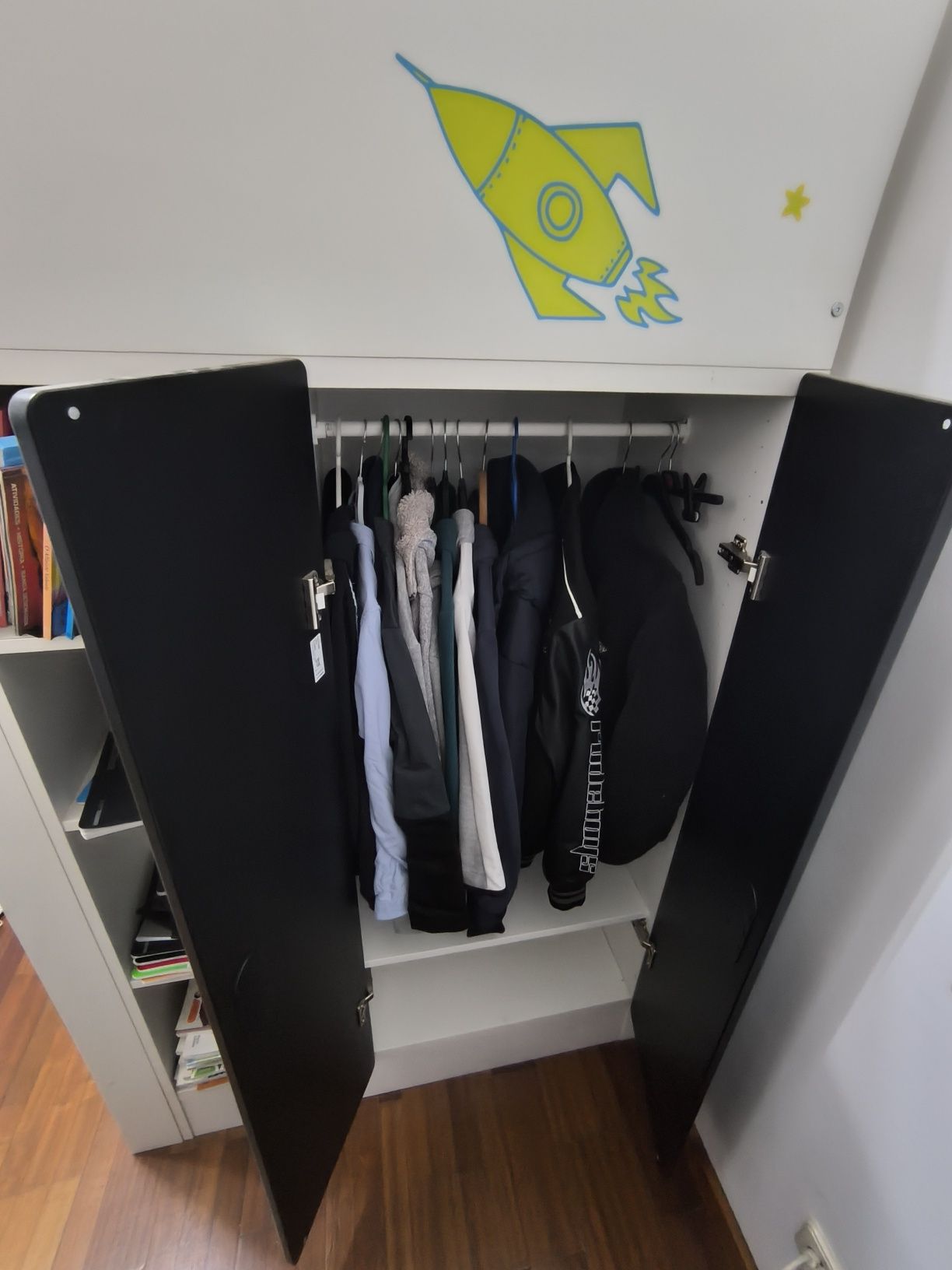 Cama alta com secretária