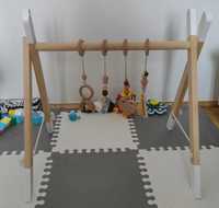 Stojak edukacyjny – drewniany baby gym z zawieszkami zwergensache