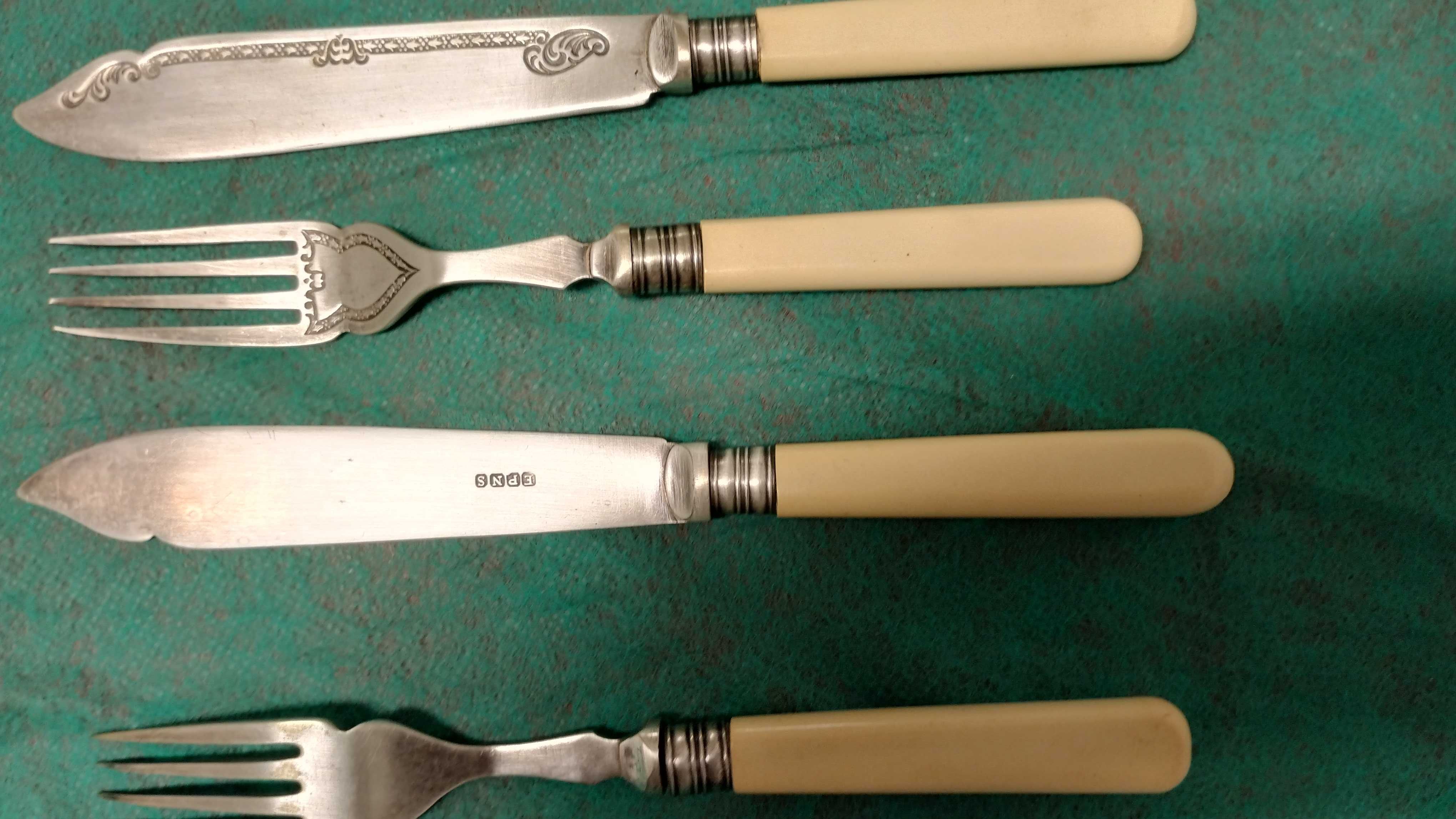 Sztućce Angielskiej firmy EPNS 2 noże i 2 widelce