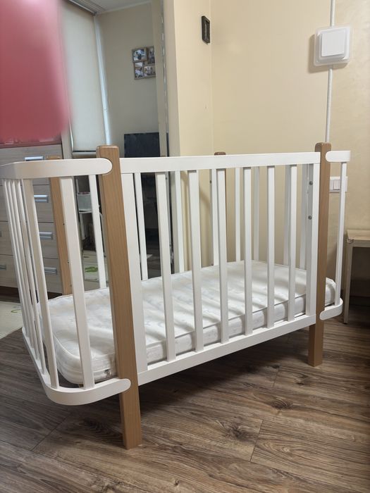 Дитяче ліжечко з маятниковим механізмом