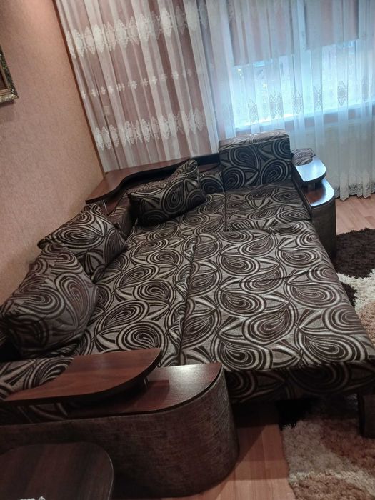 Диван-ліжко в гарному збереженому станні...