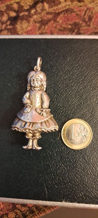 Boneca vintage em prata.