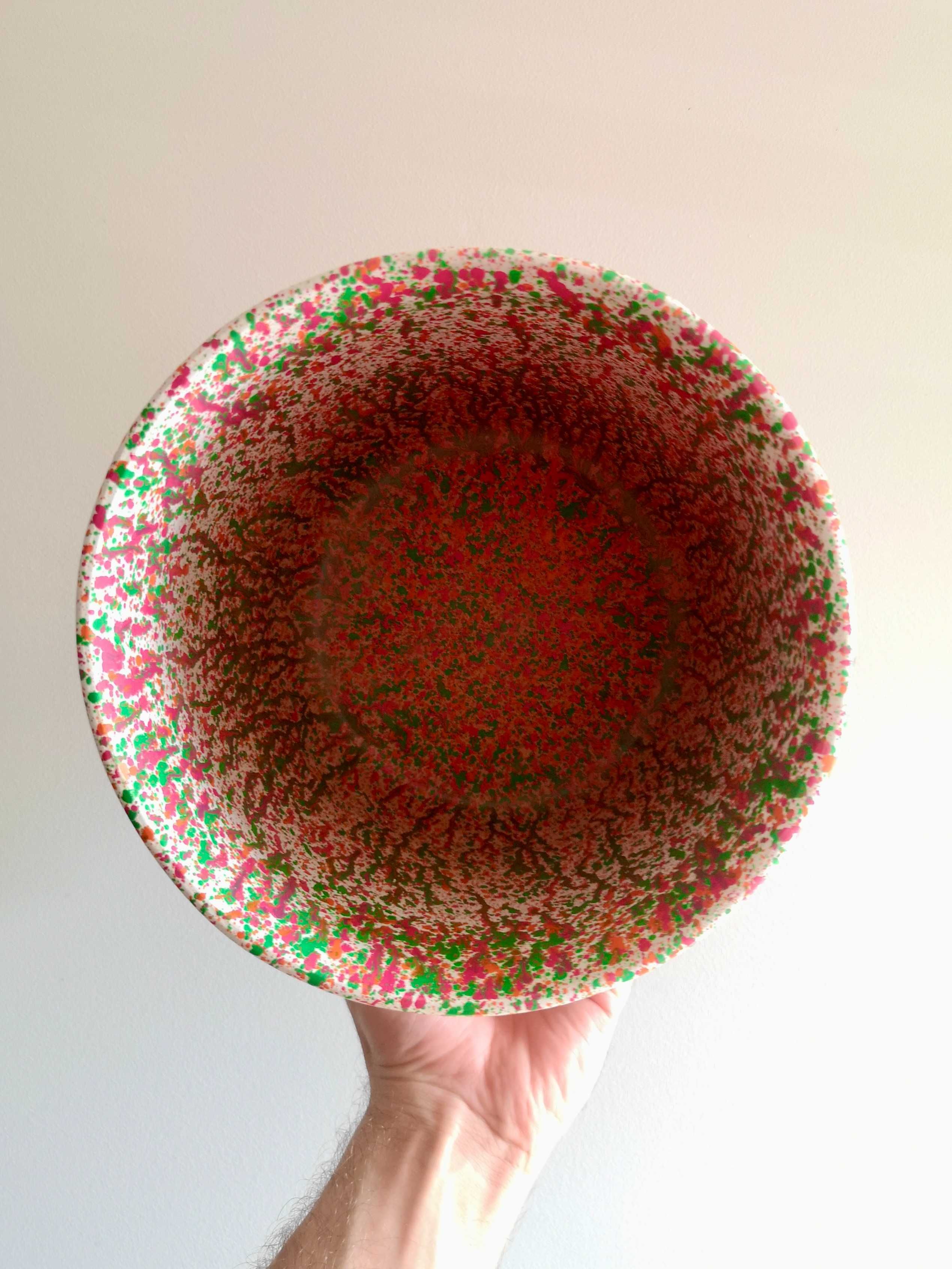 Vaso em barro pintado à mão, com padrão salpicado, multicolorido