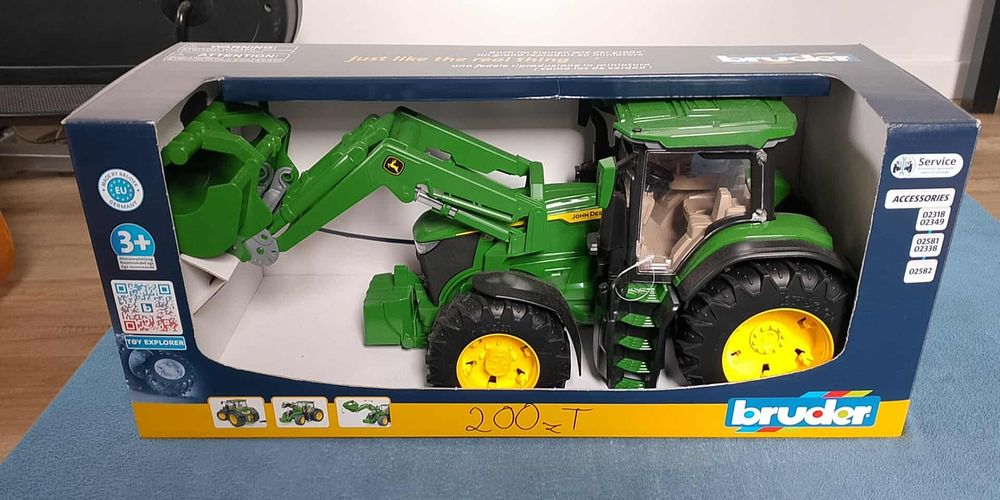 Traktor z ładowaczem