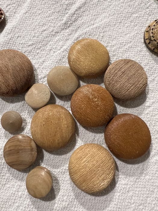 Botões vintage em madeira.