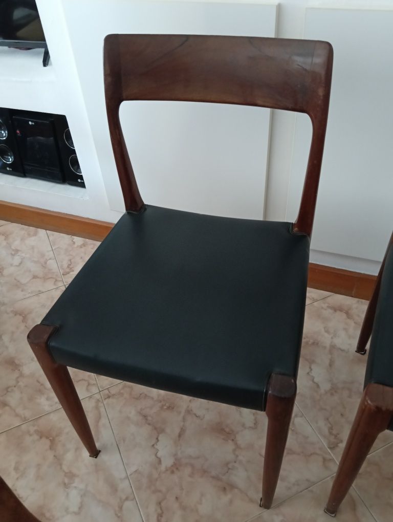 Cadeiras olaio modelo caravela com estofos em pele . Preço unitário.