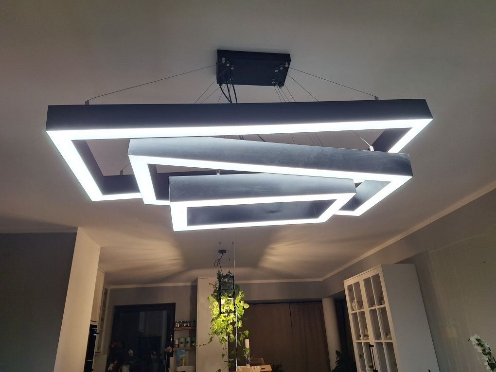 Nowoczesny żyrandol w neutralnej barwie – elegancja i styl