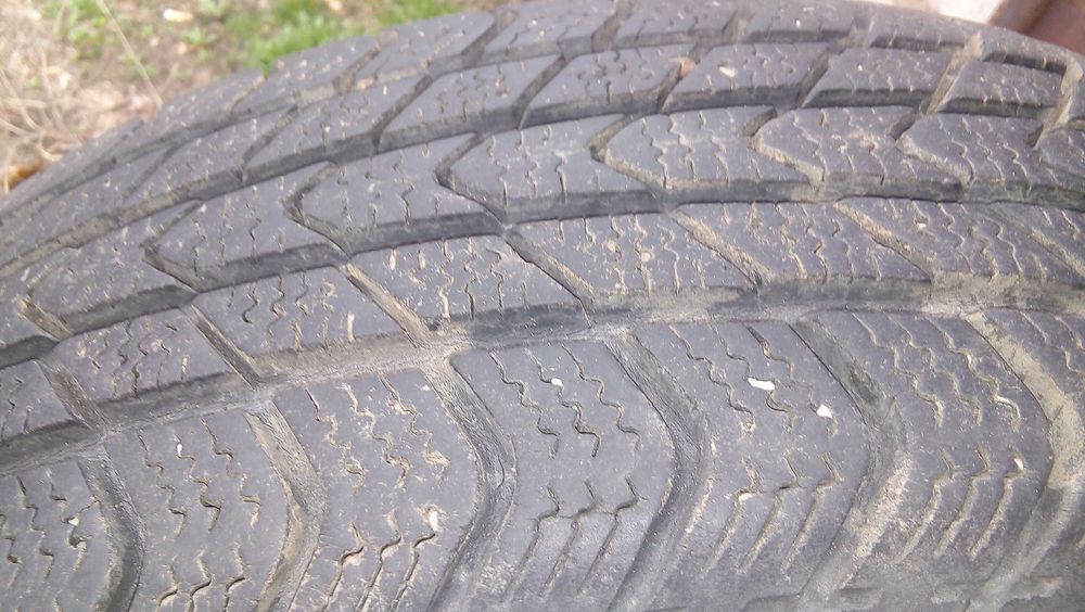 Продам б/у зимнюю резину 2шт 185*70 R14 Кумхо