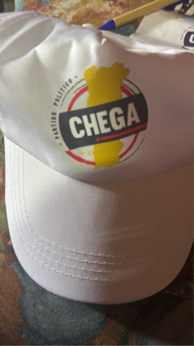 Bone do partido politico chega