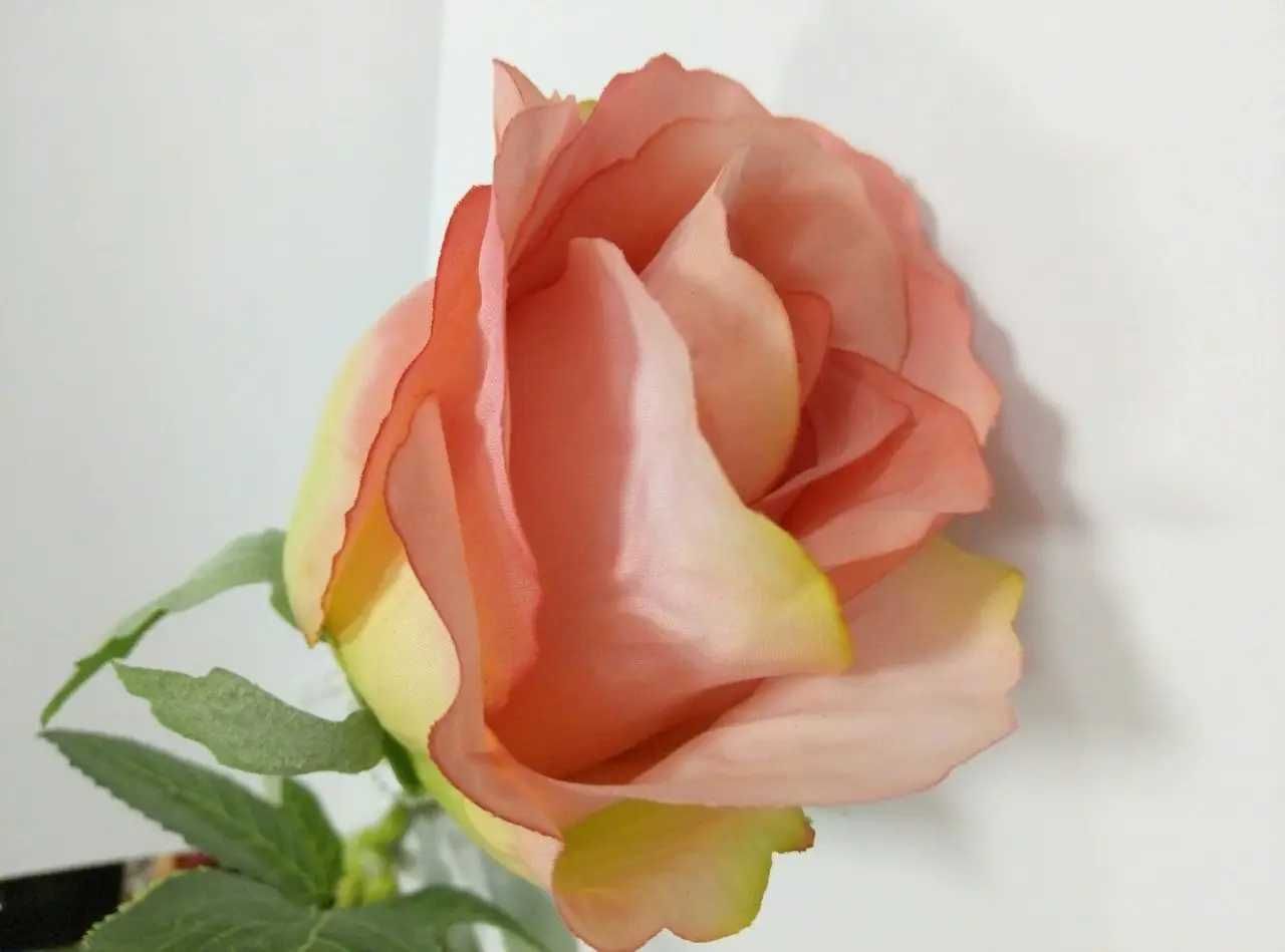 Троянда рожева бутон (квітка троянди на гілці)  штучна