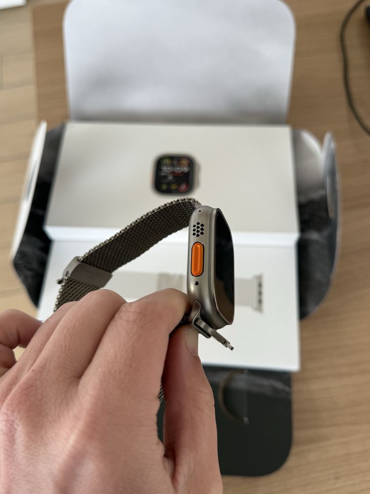 Apple Watch Ultra 2 com pulseira Milanese Loop