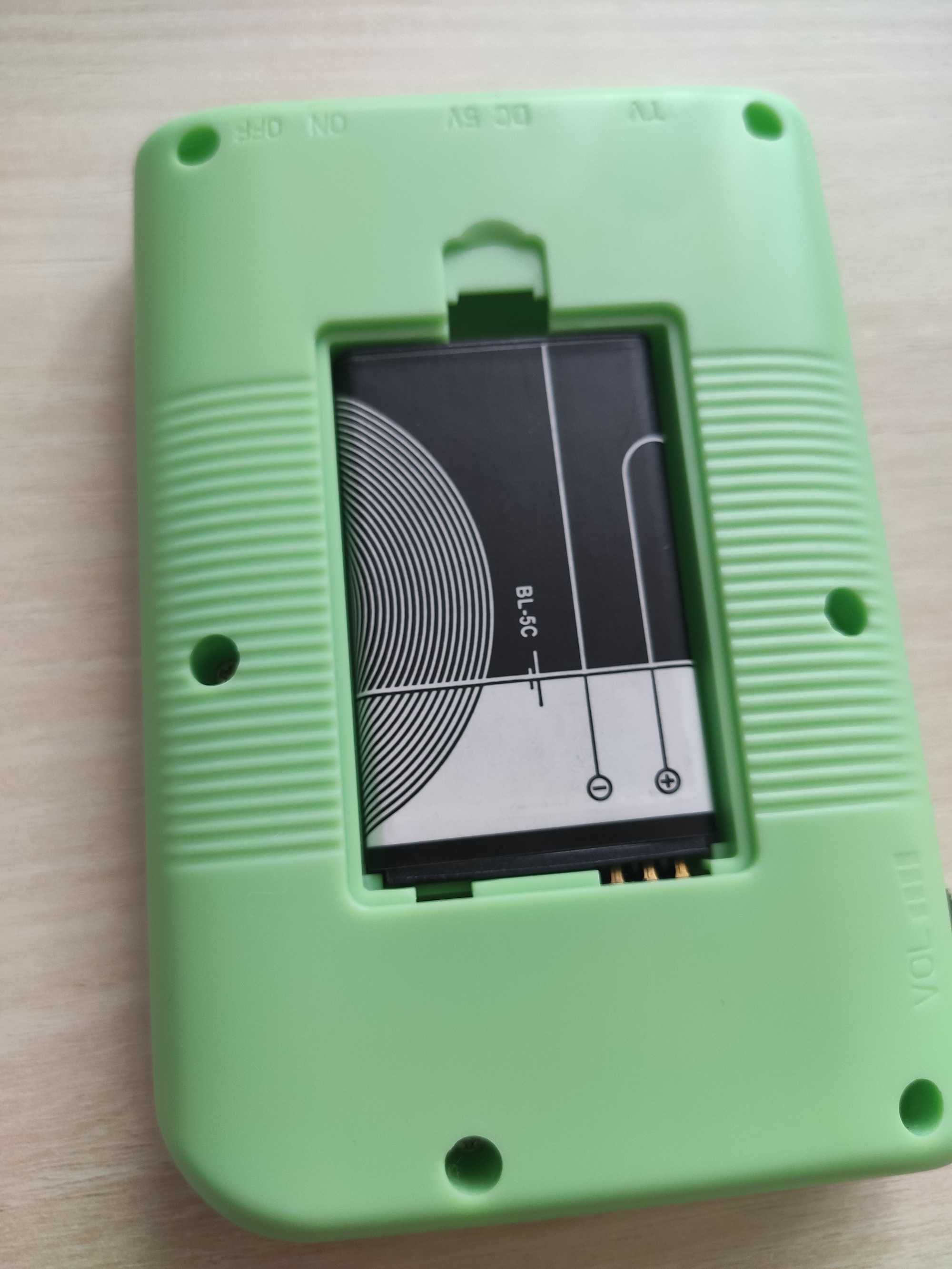 Konsolka retro z grami
