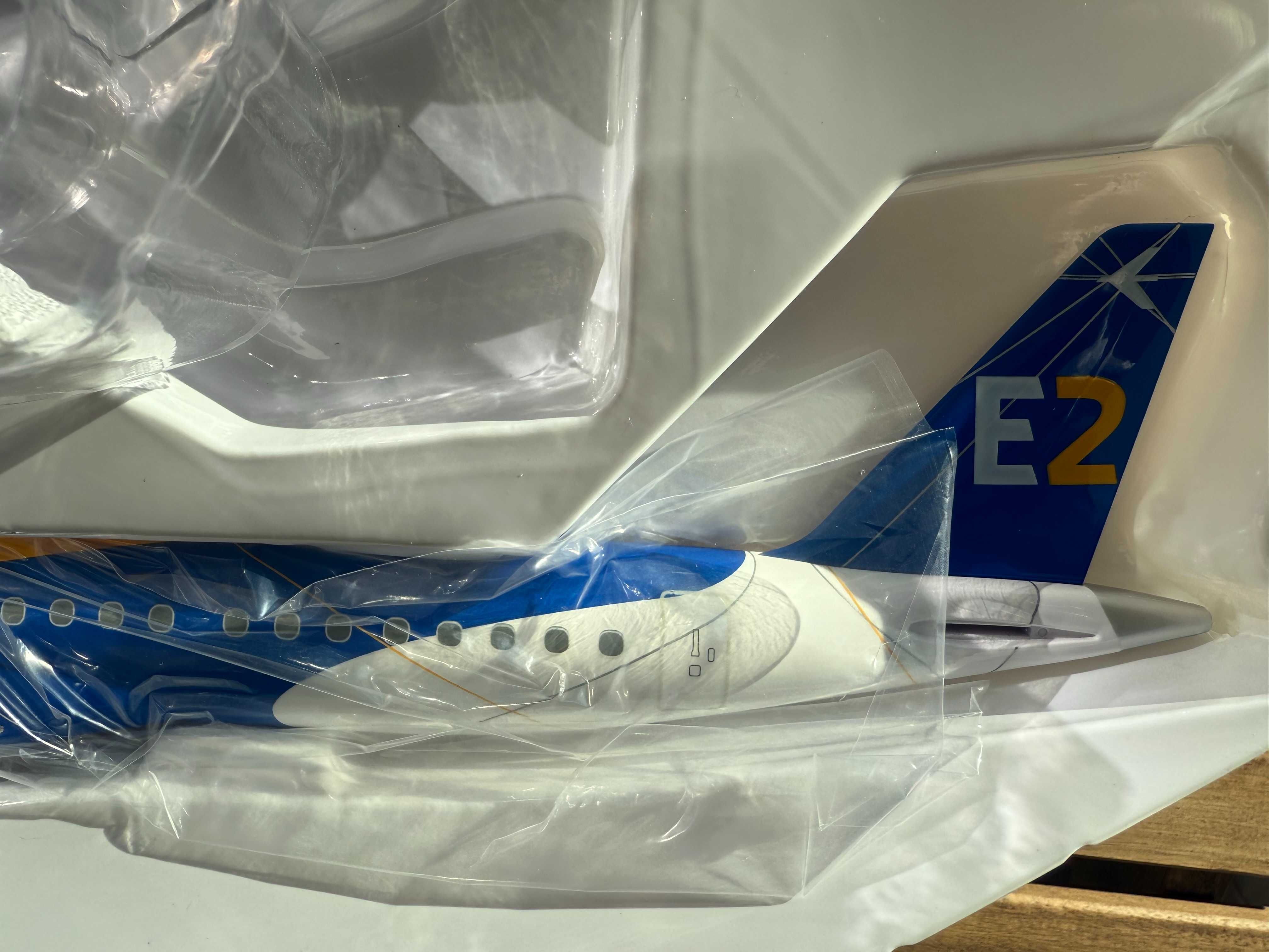 Avião Embraer 190-E2 escala 1/100 41,5cm comprimento, marca LUPA raro