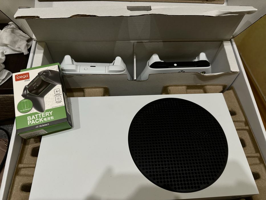 Xbox series s + 2 джойстика продам