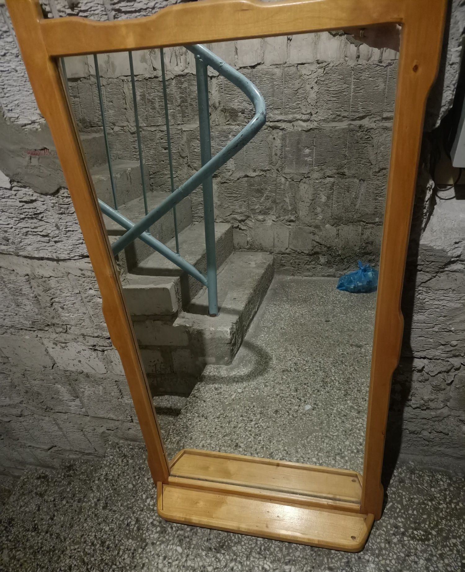 Lustro w drewnianej ramie z półką