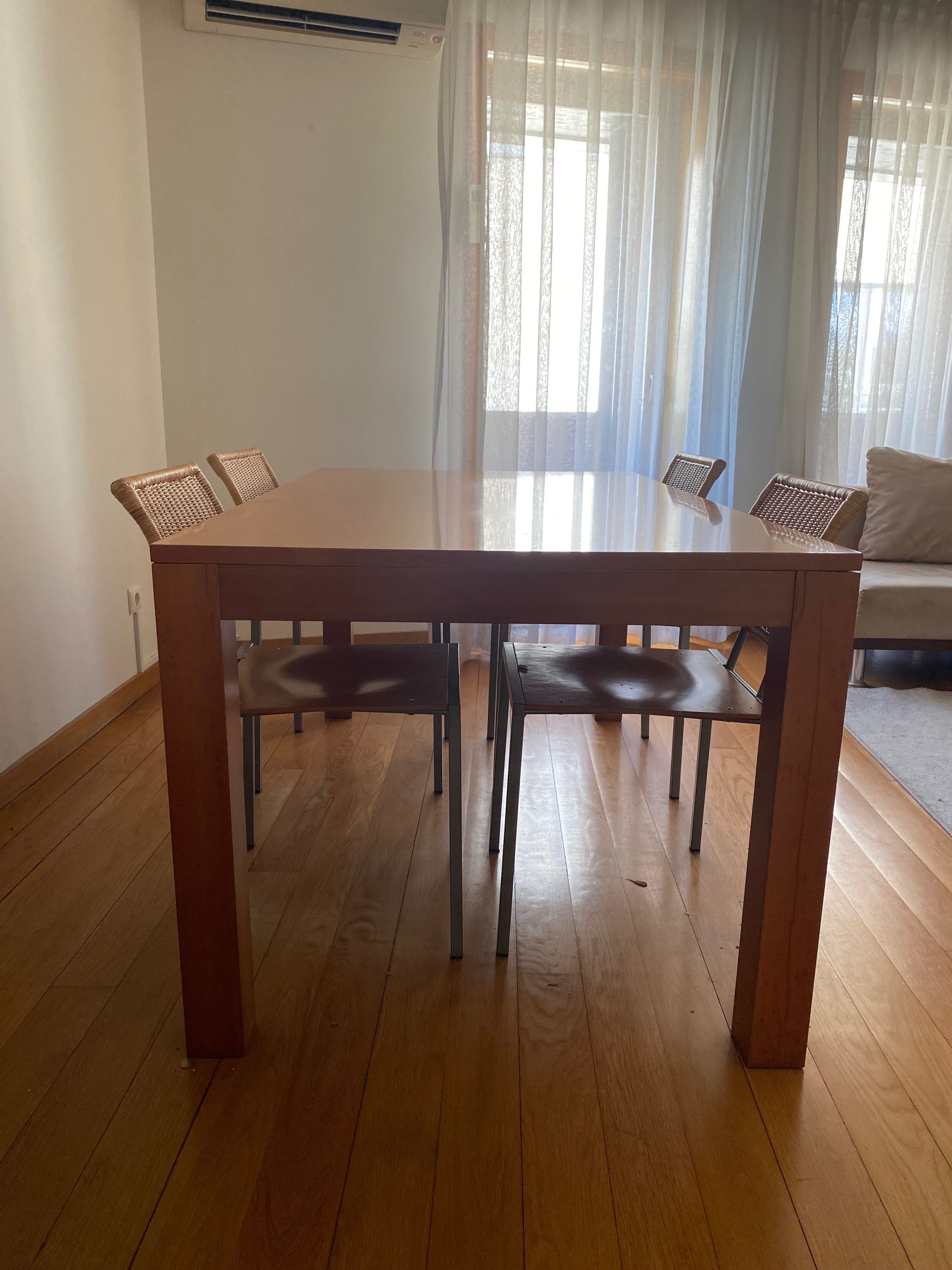 Conjunto Mesa e 4 cadeiras