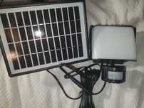 Reflektor lampa z panelem solarnym i sensorem ruchu