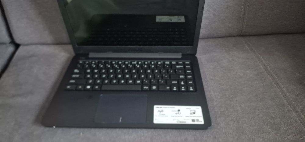 Laptop Asus E402Y