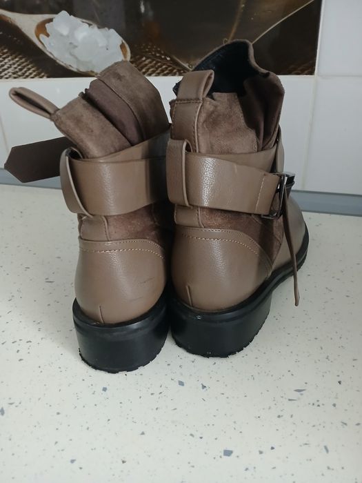 Жіночі зимові черевики.