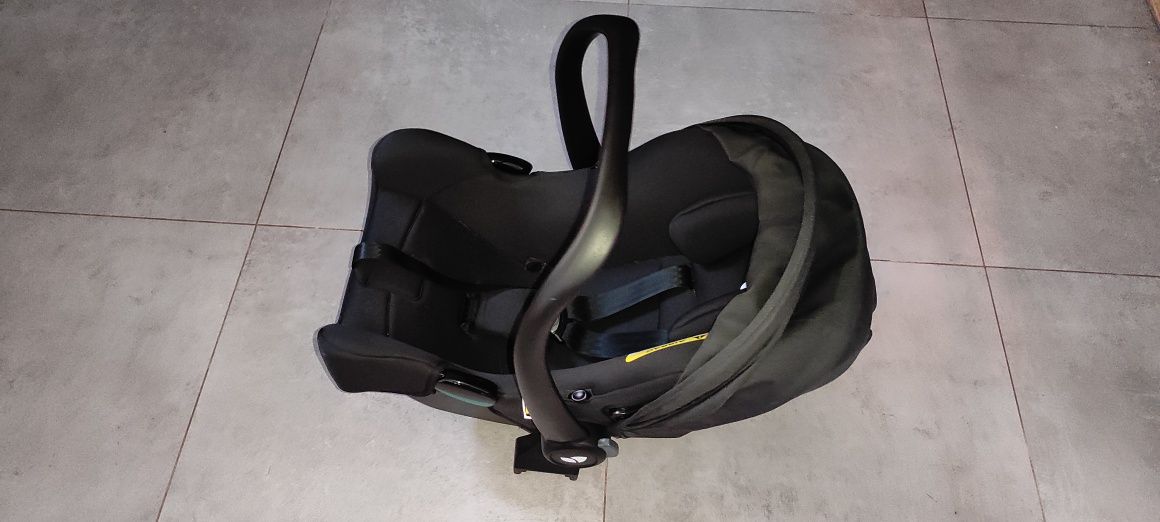 Fotelik dziecięcy/ nosidełko z adapterami do wózka bazą isofix.
