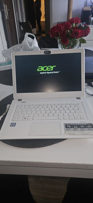 Acer asprive v13 i-3 6tej gen, 8gb ram, 1tb dysk, nie laduje