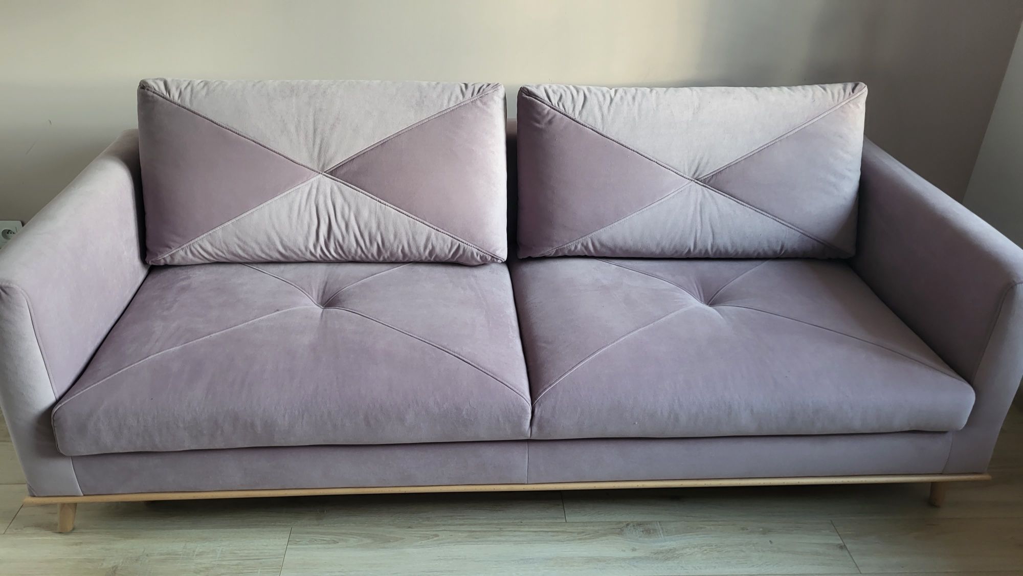 Sofa welurowa na drewnianych nóżkach