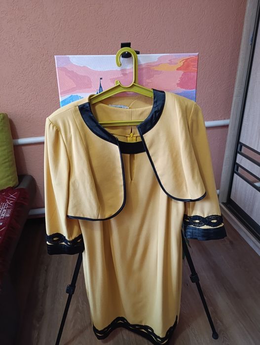 Жовта сукня з піджаком