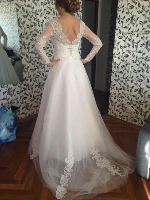 Елегантна весільня сукня