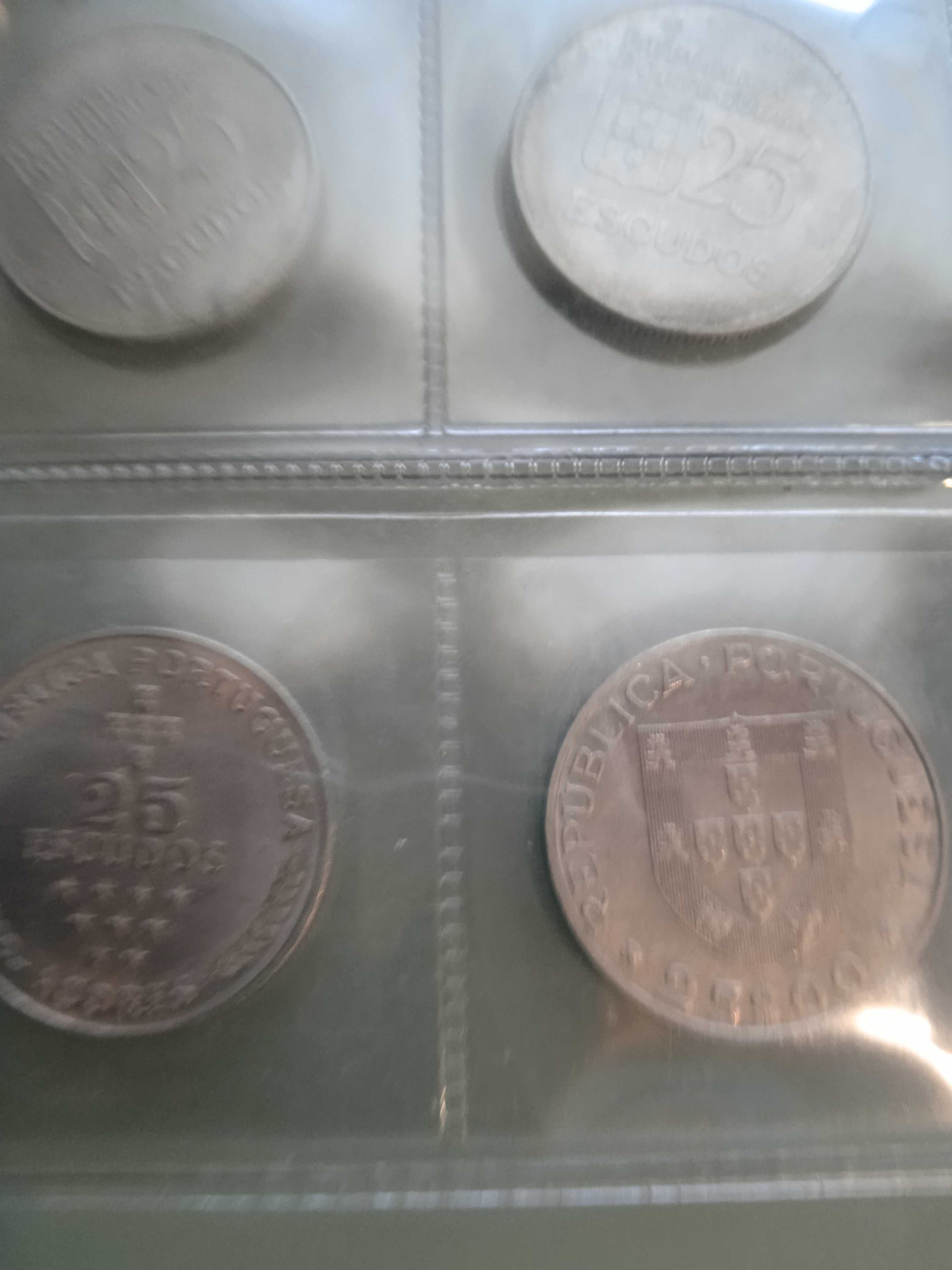 Moedas em escudos de vários anos .