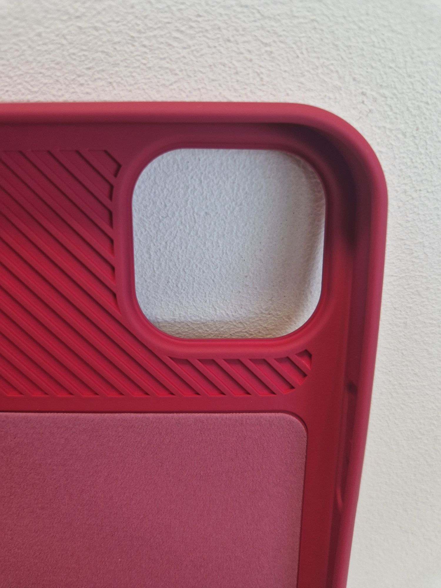 Camshield Soft do Iphone 14 Plus Wiśnia