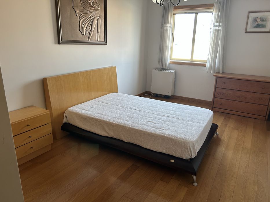 Cama e mesa de cabeceira de madeira maciça