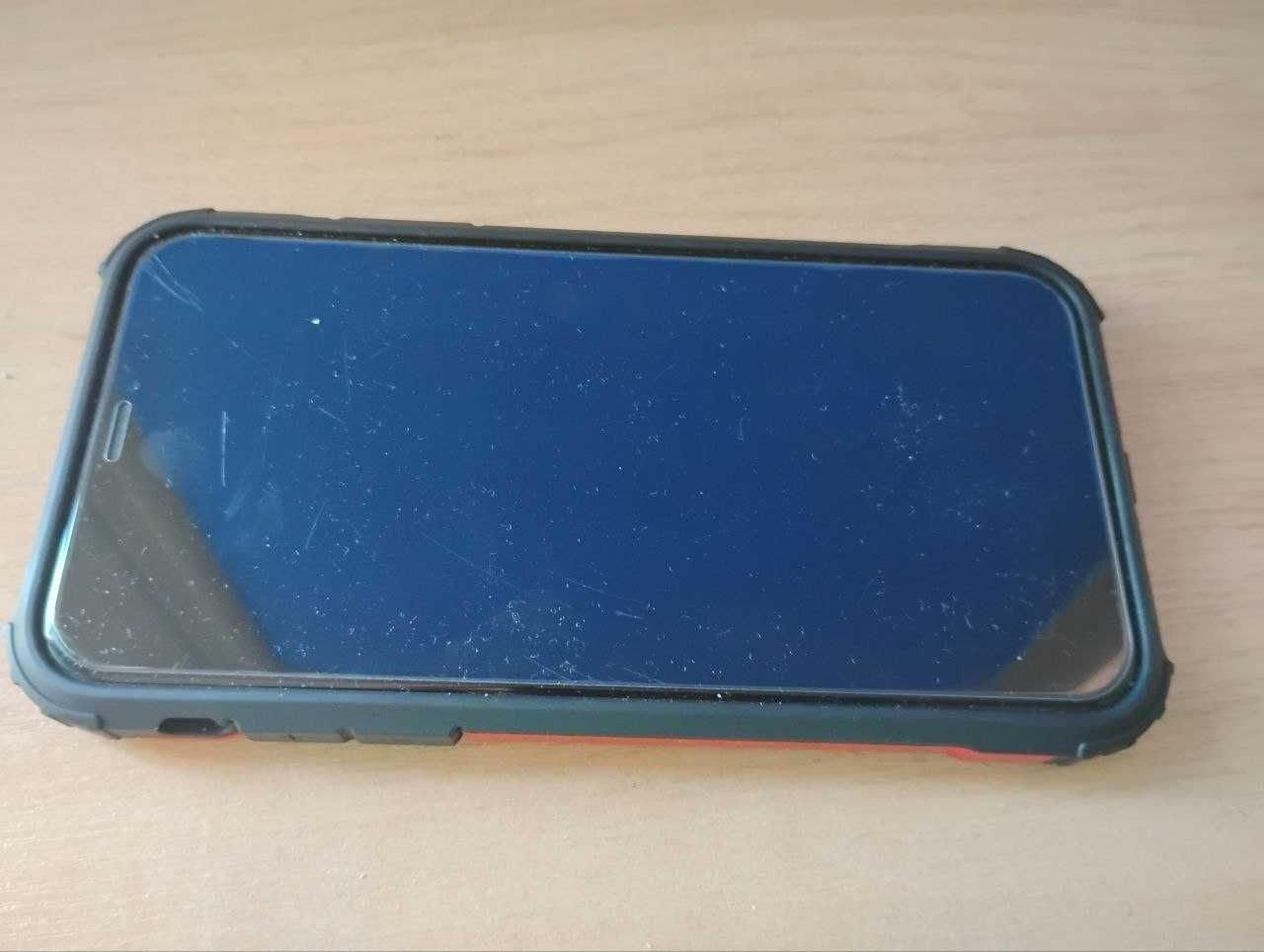 Czerwony iPhone XR z czerwonym etui (zablokowany)