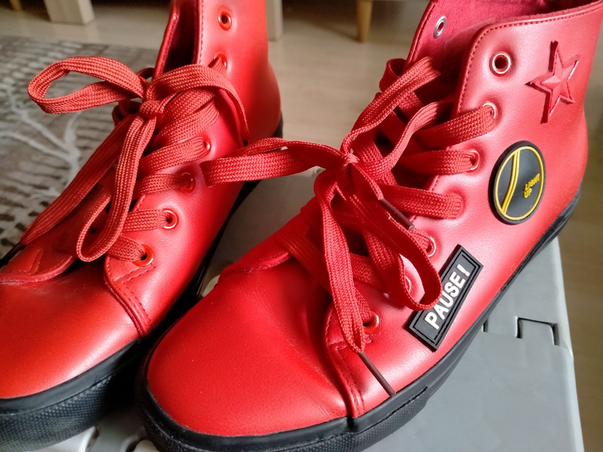 Buty chłopięce  sportowe.