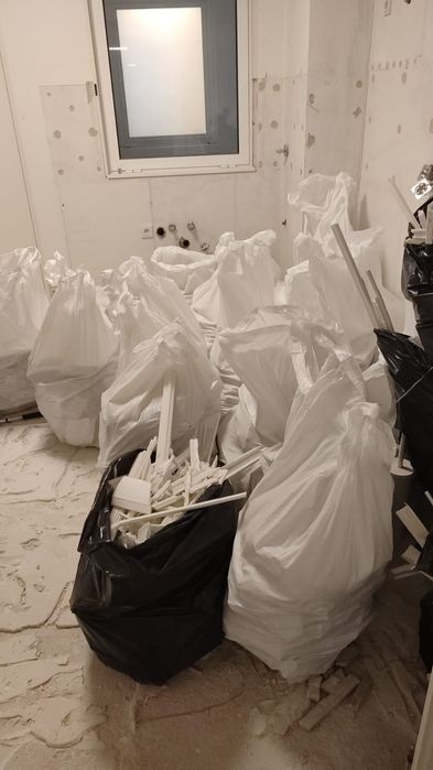 Fazemos limpezas recolhas de entulho madeira e monos