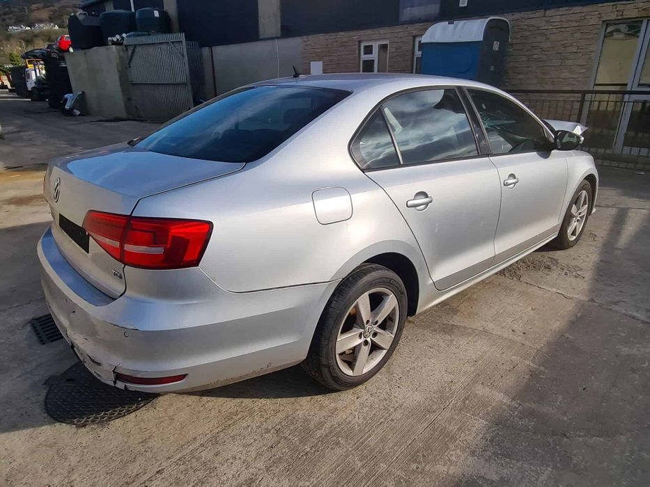 Задній бампер Volkswagen Jetta 6 2010-2018 LA7W під парктроніки