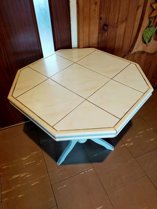 Stolik kawowy drewniany biały z blatem z płytek ceramicznych