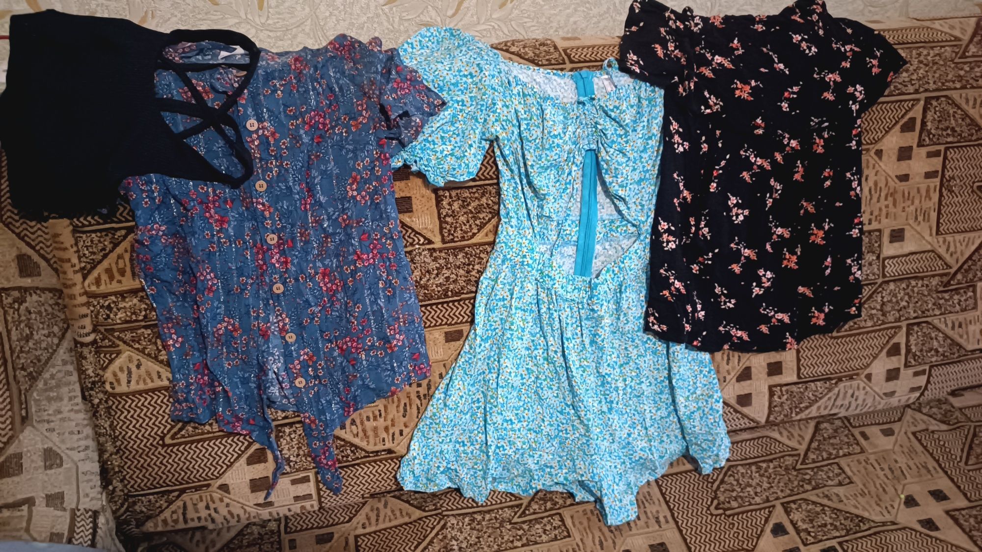 Продам вещи фирменные два пакета