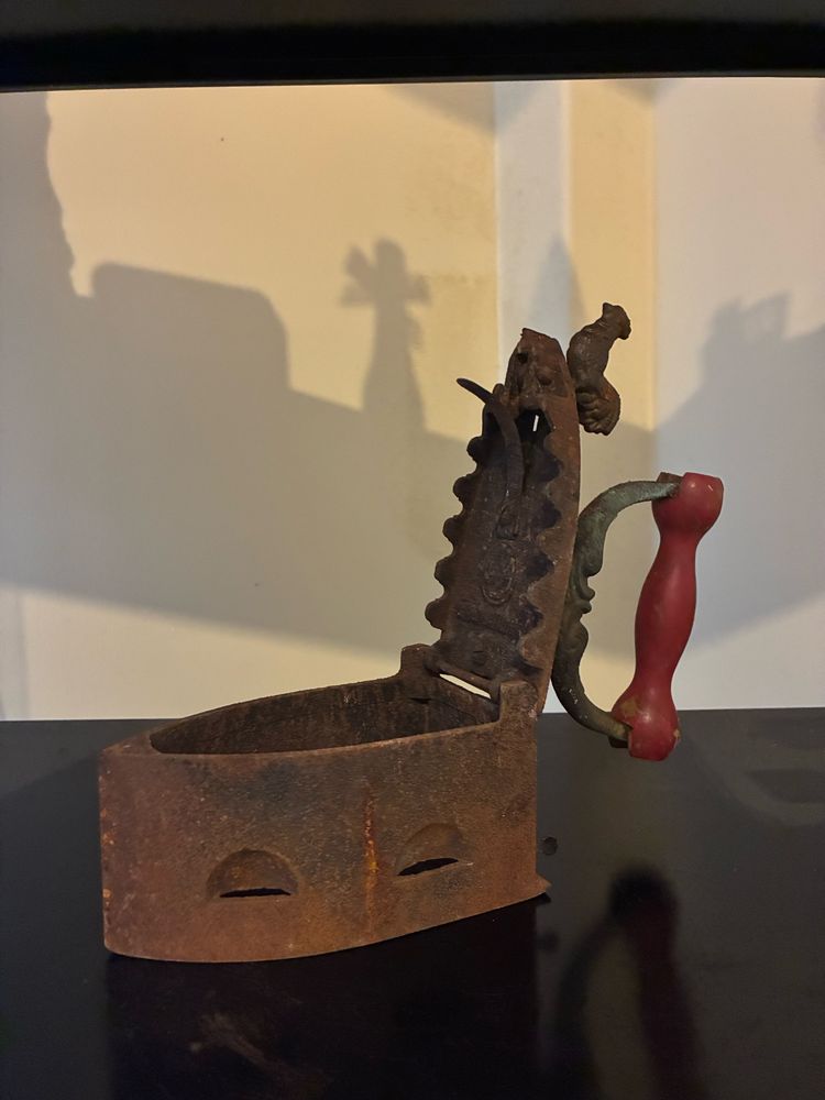 Ferro de engomar a carvão