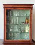 Armário vitrine com reagentes e material de vidro