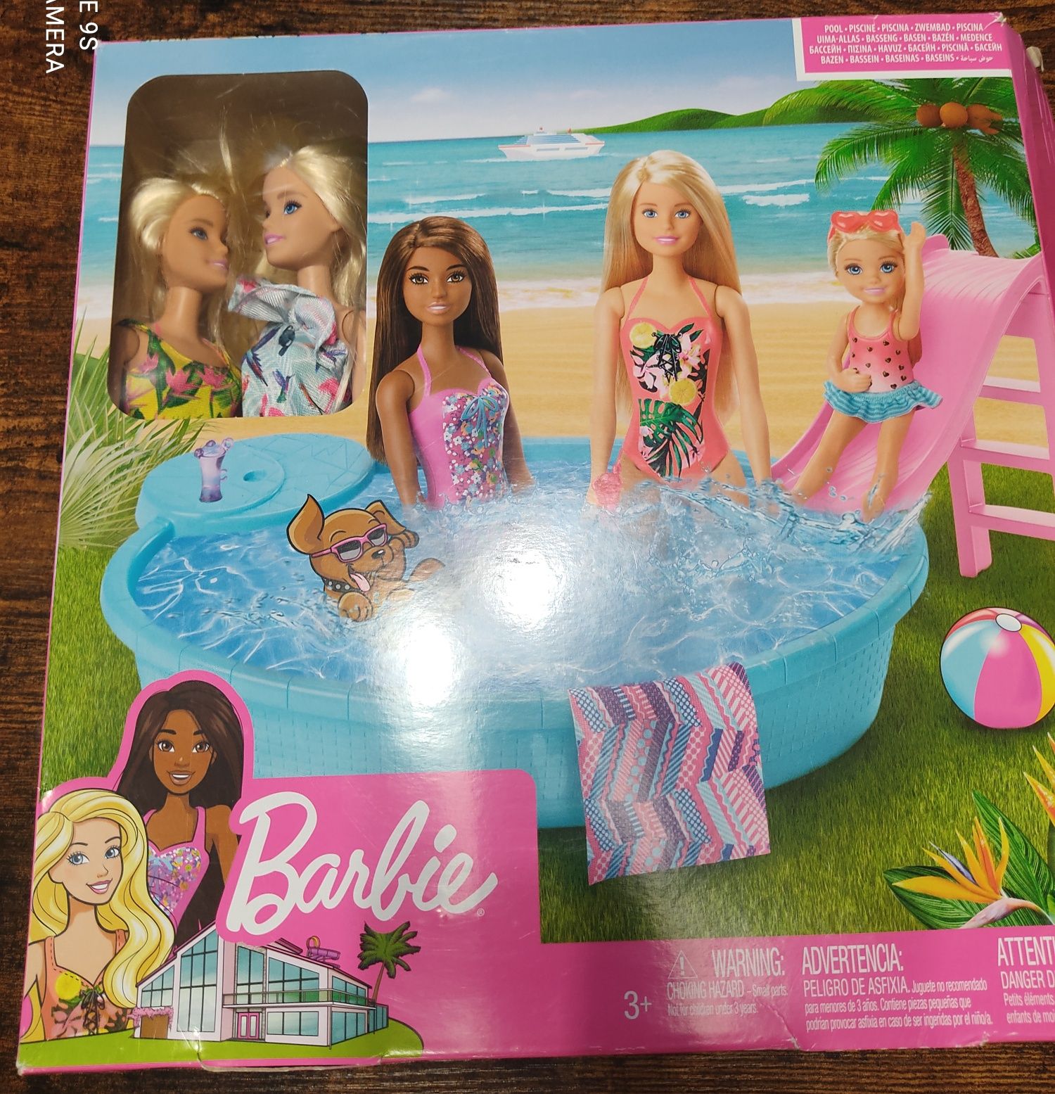 Dwie lalki Barbie z basenem