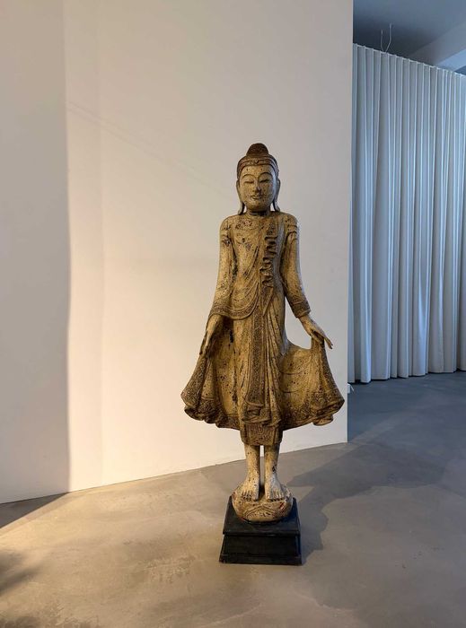 Estátua de Buda. Feita de madeira. Antigo.